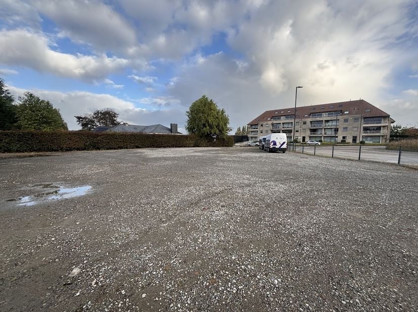 Terrain spacieux d'environ 950 m² à vendre à Anzegem, idéal pour entreposer, entreposer ou garer des camions, des machines ou des équipements.<br />
V