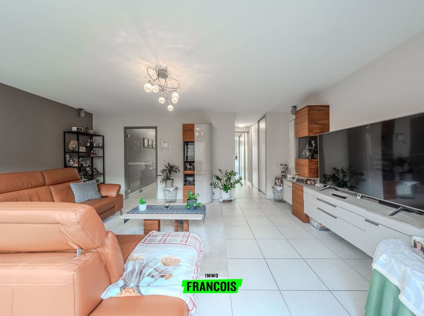 Dit ruim duplexappartement biedt een perfecte combinatie van ruimte, licht en comfort. Naast een grote bewoonbare oppervlakte  beschikt het appartemen