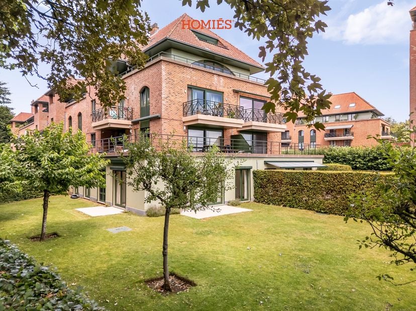 Dit ruime gelijkvloersappartement combineert een doordachte indeling met een aangename lichtinval en een uitzonderlijk grote privatieve tuin waar u in