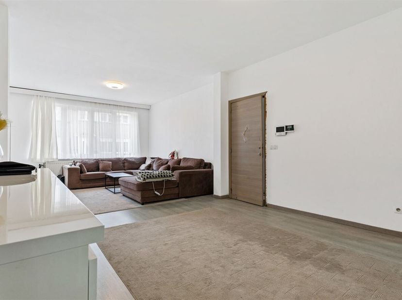 Locatie: Deze woning is gelegen in de Rik Woutersstraat, een rustige en residentiële straat in 2020 Antwerpen. Op wandelafstand van openbaar vervoer,