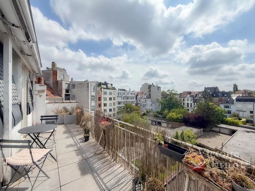 Op slechts een paar meter van het Plaats Brugmann, prachtig penthouse met een totale oppervlakte van ± 115 m² bruto (volgens PEB) met terras. Het best