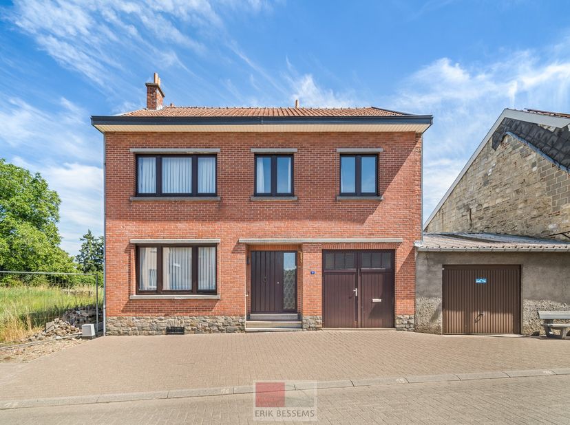 Leuke te renoveren woning met een bewoonbare oppervlakte van ca. 172 m², gelegen op een perceel van 485 m². De woning beschikt momenteel over drie sla