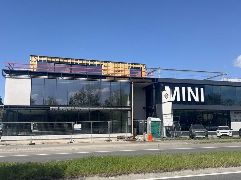 Découvrez ce nouveau local commercial brut avec showroom et entrepôt à louer à Sint-Denijs-Westrem, situé sur un emplacement visible le long de la Kor