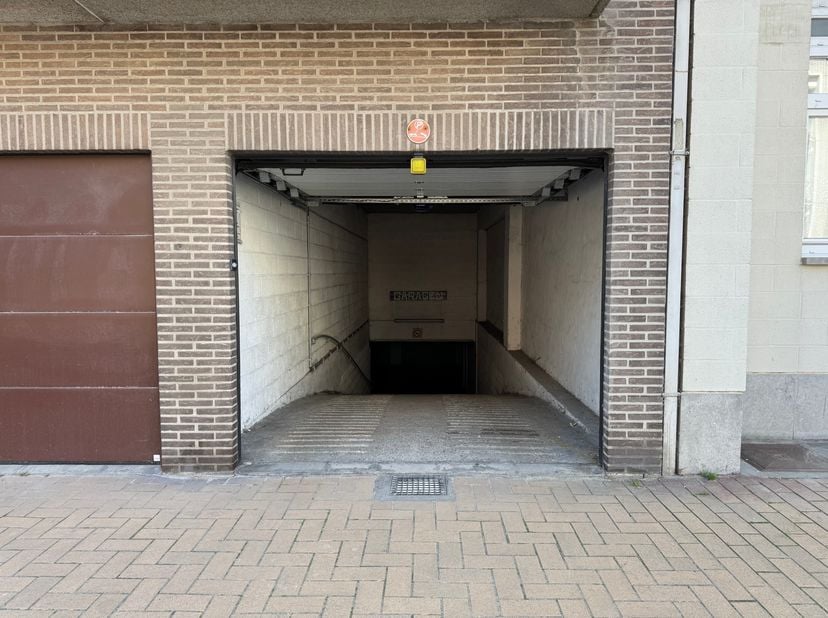 Vous recherchez une solution de stationnement sûre et facilement accessible à Middelkerke ? Ce box-garage, situé Koninginnelaan 99, offre une solution