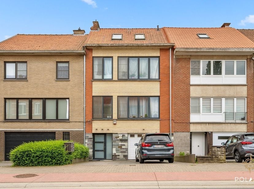 *** RESERVEER UW BEZOEK VIA WWW.POLARES.EU *** <br />
Deze interessante opbrengsteigendom in Wemmel biedt tal van mogelijkheden en is ideaal voor wie