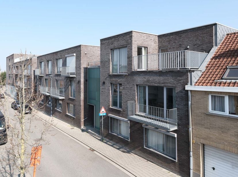 Gelegen in de Fabrieksstraat 24 te Zaventem, bevindt zich dit prachtig duplex appartement in een verzorgd gebouw van 2008. Met een bewoonbare oppervla