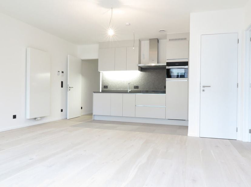 A proximité du centre ville, bel appartement de +/- 60m² se trouvant au 4ème étage d'un bâtiment de 5 étages construit en 2020. Il comprend un hall d'