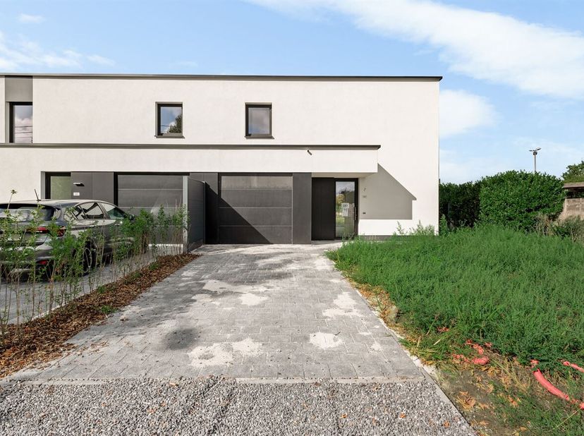 Maison moderne de construction récente avec 4 chambres à coucher et garage intérieur<br />
Situation : Situé le long de l'Olenseweg dans le village tr
