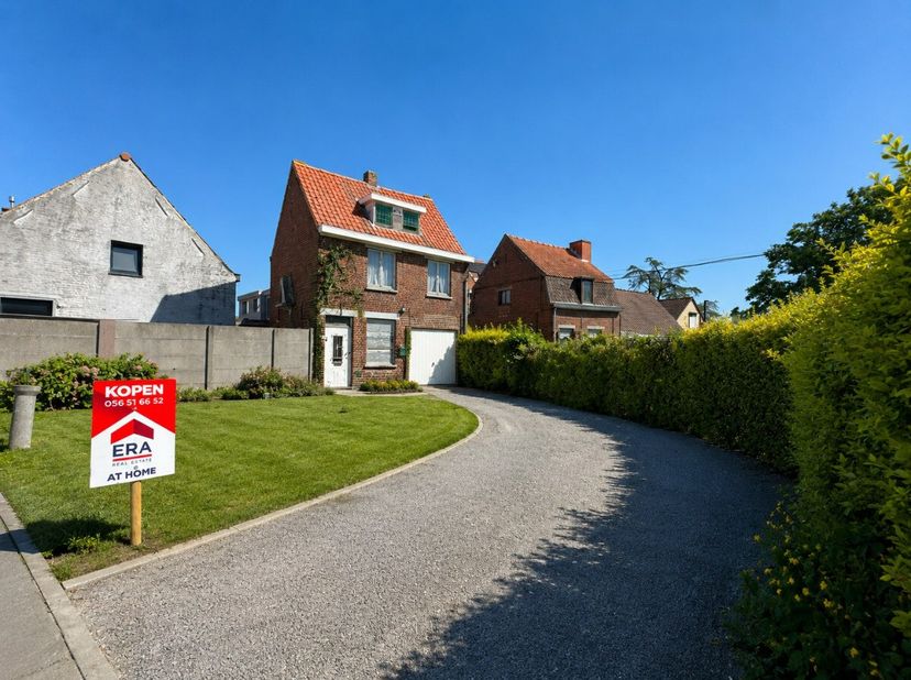 Vous êtes à la recherche dun projet de rénovation avec du potentiel. Cette maison 4 façades offre de nombreuses possibilités à ceux qui souhaitent réa