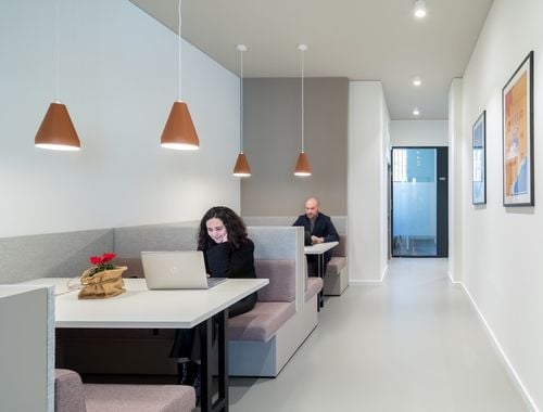                                         Bâtiment d’entreprise à louer à Jambes, € 109
