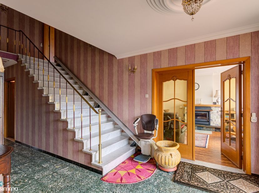 ZEER RUIME WONING MET 5 SLAAPKAMERS, HANDELSRUIMTE EN GROTE VRIJSTAANDE GARAGE OP GUNSTIGE LOCATIE IN LANAKEN<br />
<br />
*** Bekijkt U deze woning v