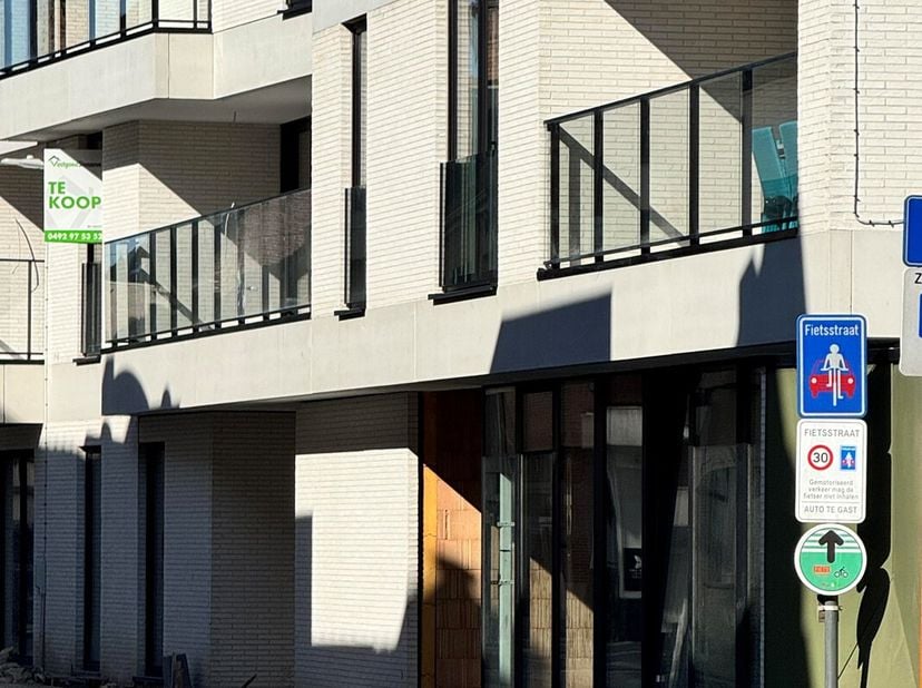 Op de 1ste verdieping van Residentie De Platse  bevindt zich dit recente (bouwjaar 2025) en instapklare appartement.<br />
Het appartement bestaat uit