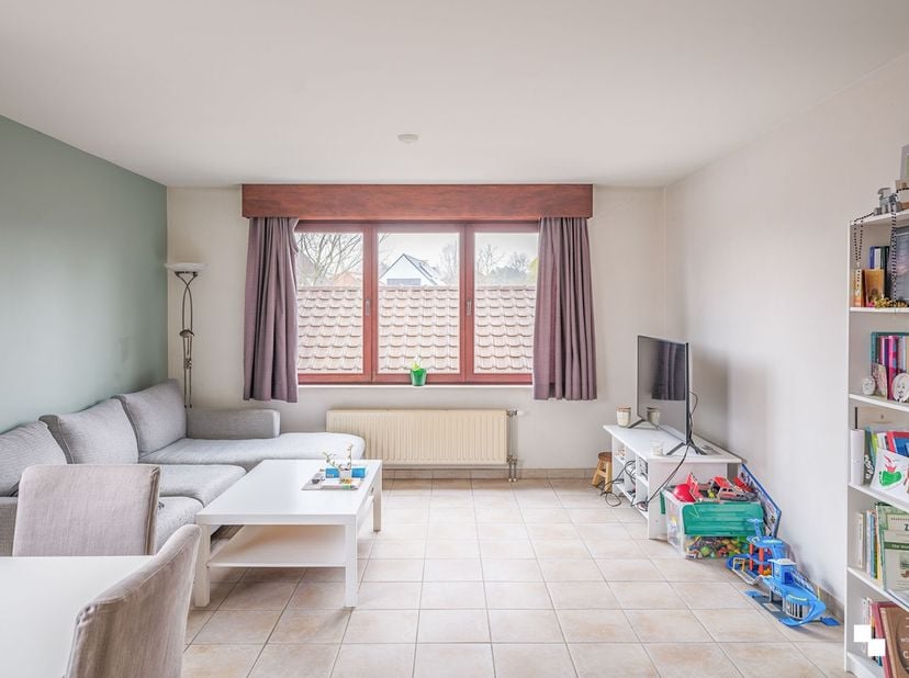 Dit ruime duplexappartement met twee slaapkamers is gelegen nabij het dorpscentrum van Merelbeke en beschikt over een bruto bruikbare vloeroppervlakte