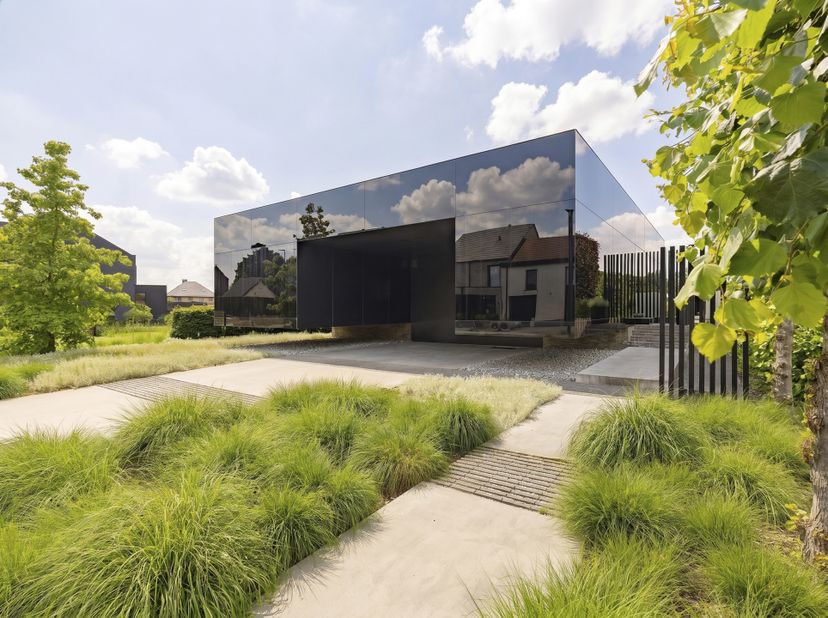 Cette villa exceptionnelle, conçue par l'architecte Luc Binst, allie architecture contemporaine, finitions raffinées et situation unique avec des vues