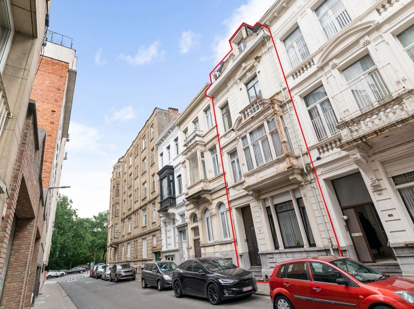Ruime stadswoning van meer dan 340 m² in hartje Antwerpen<br />
Deze karaktervolle woning aan de Rembrandtstraat 11 biedt een zeldzame combinatie van