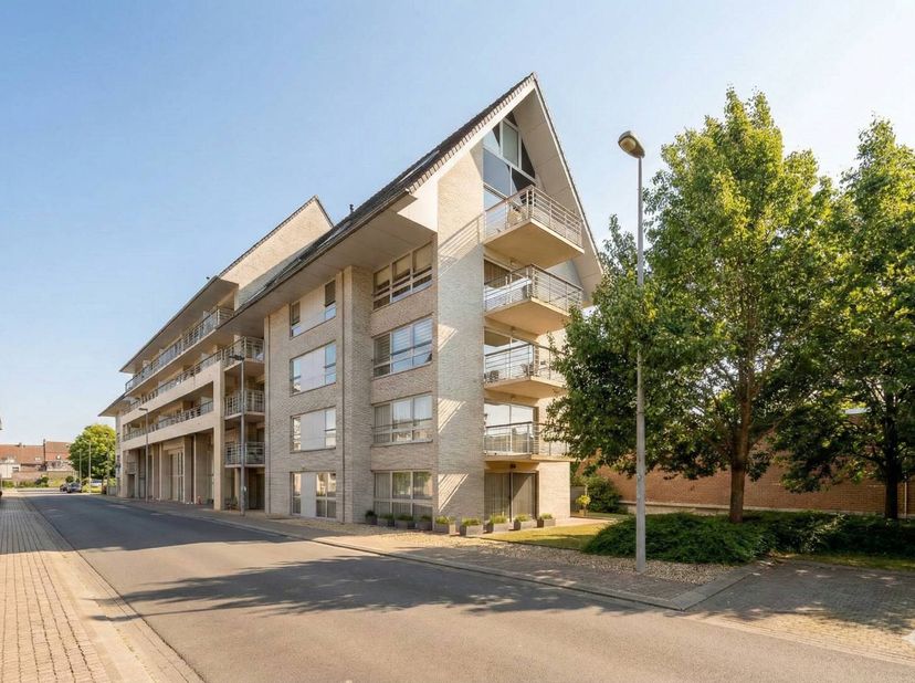 Stijlvol duplex appartement te koop met prachtig uitzicht op de Kleine Bassin in Roeselare.<br />
<br />
Dit appartement bevindt zich op de vierde ver