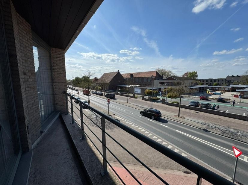 Appartement te huur in Zulte, gelegen aan de Staatsbaan, met vlotte verbinding naar invalswegen. Dit appartement uit 1994 biedt een praktische indelin