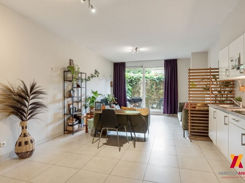 Dit instapklaar gelijkvloers appartement in de Poststraat 18/2 te Diepenbeek biedt een comfortabele indeling, veel lichtinval en een praktische buiten
