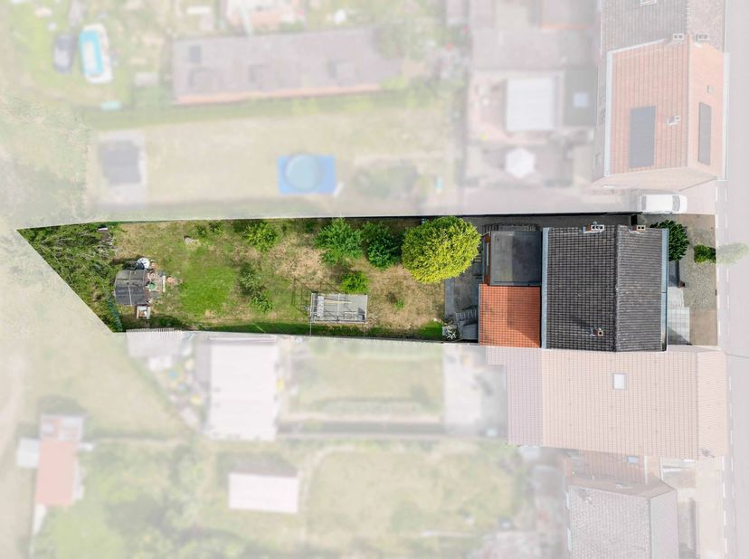 Deze woning ligt in de Houtstraat in Jeuk (Gingelom), in zeer landelijk gebied, maar de oprit van de E40 ligt tegelijk maar op slechts 5 minuten rijde