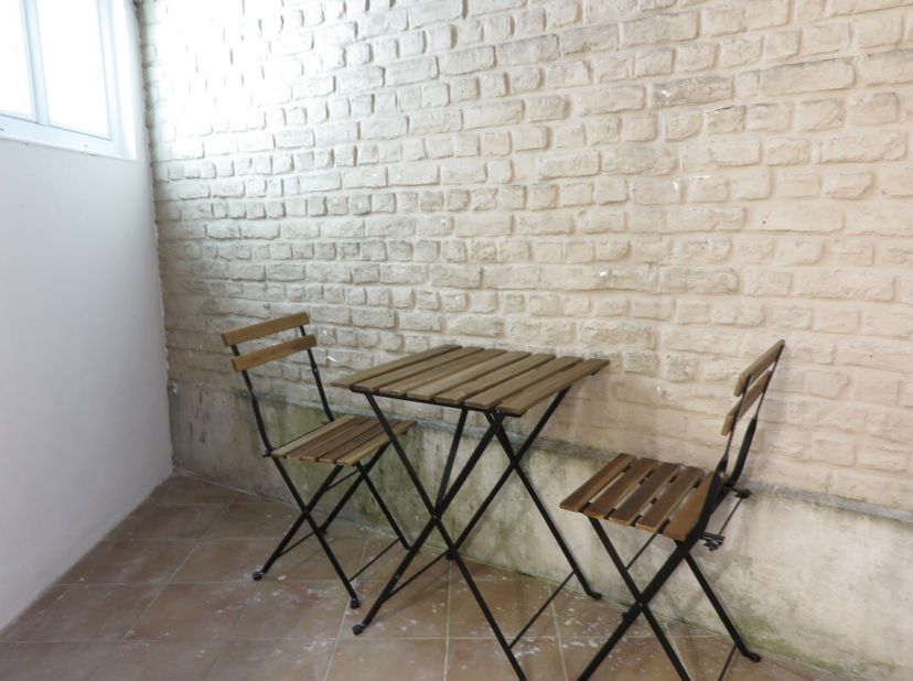 Vlak bij het Flageyplein, appartement in zeer goede staat. Het bestaat uit een ingerichte keuken (traditionele oven, magnetron, koelkast, afzuigkap, k