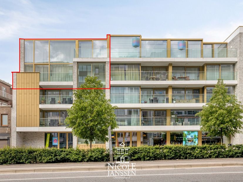 Dit luxueus penthouse op de derde en vierde verdieping is ruim en praktisch ingedeeld, met lichtrijke leefruimtes die zorgen voor een open en aangenam