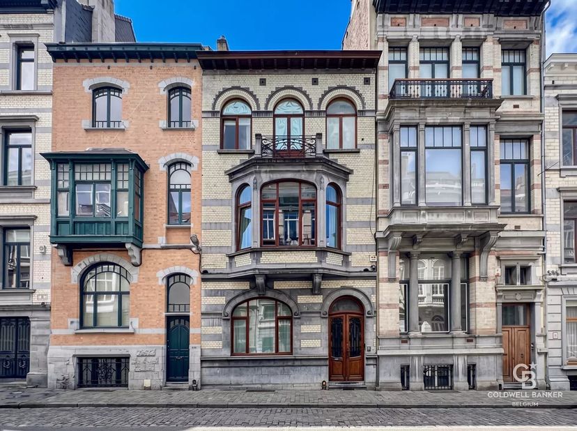 Située à deux pas de la prestigieuse Place Brugmann, somptueuse maison de maître offrant une superficie totale de ± 492 m² (donnée PEB). Alliant charm