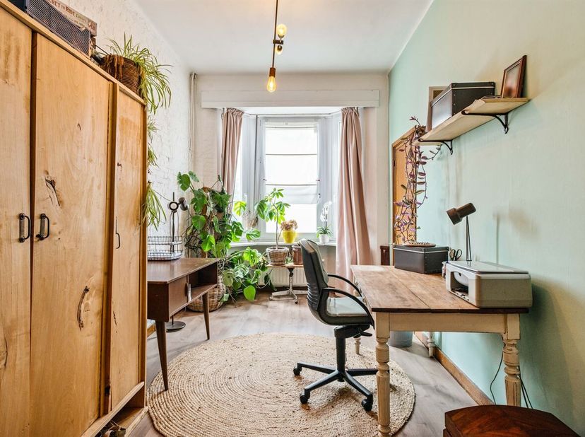 Deze woning is gelegen in de Meyersstraat te Deurne en geniet van een uiterst centrale ligging, met alle voorzieningen binnen handbereik. Winkels, sch