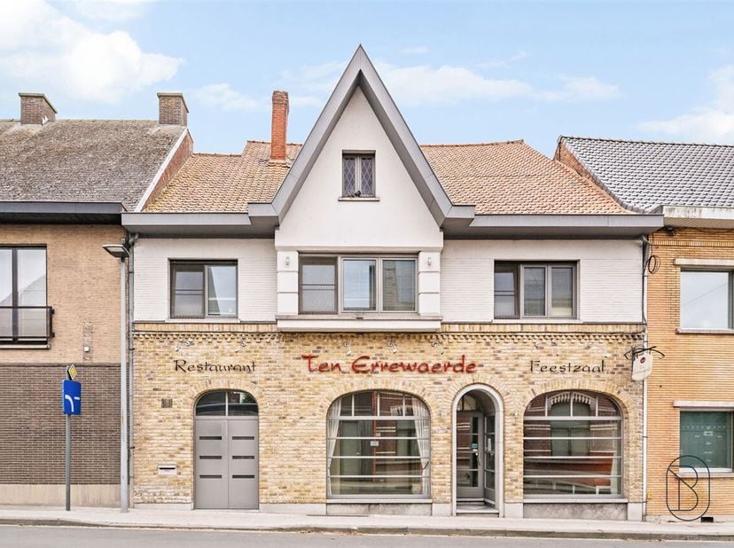 Veelzijdig handelspand met tal van commerciële mogelijkheden<br />
Ontdek dit ruime handelspand met een commerciële oppervlakte van maar liefst 761 m²