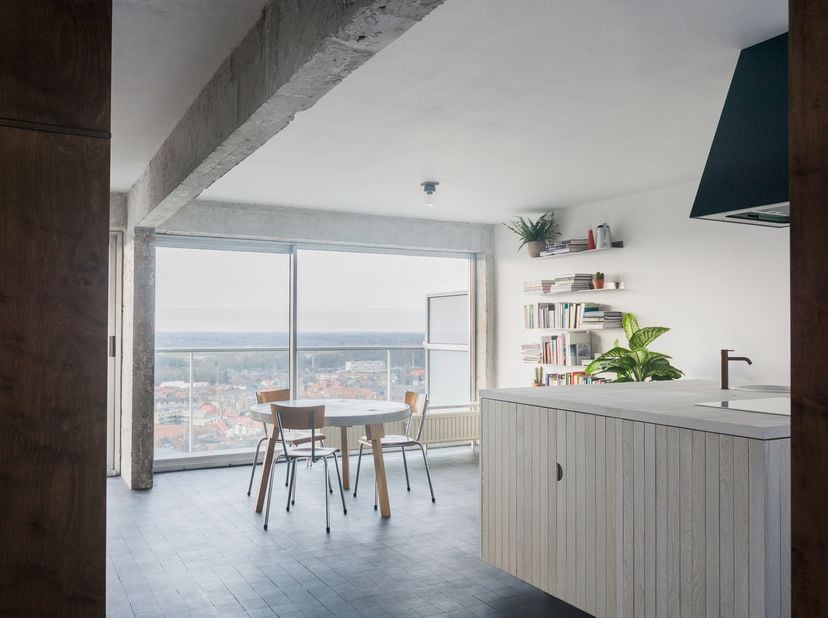 Op zoek naar een zorgeloze investering of een comfortabele eigen woonst op een uitstekende locatie? Dan is dit volledig gerenoveerde appartement aan h