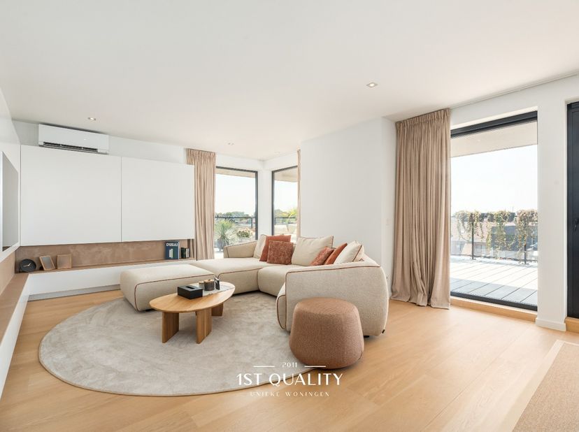 Met een bewoonbare oppervlakte van 142 m² geniet u hier van royale leefruimtes, hoogwaardige materialen en een doordachte architectuur. De lichtrijke