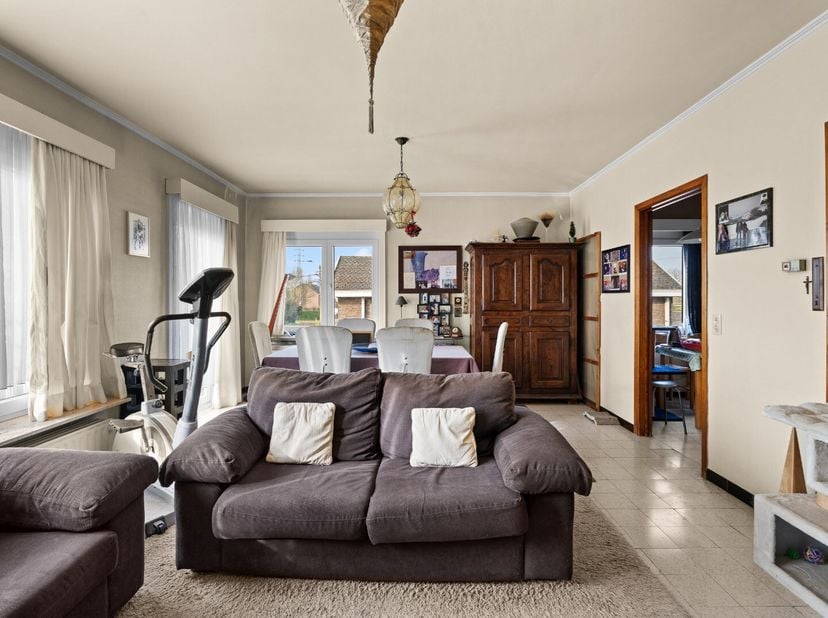 Dit ruim appartement, gelegen rechtover een voedingswinkel, is ideaal voor wie ruimte zoekt en graag een tuin heeft.<br />
Het beschikt over 3 slaapka