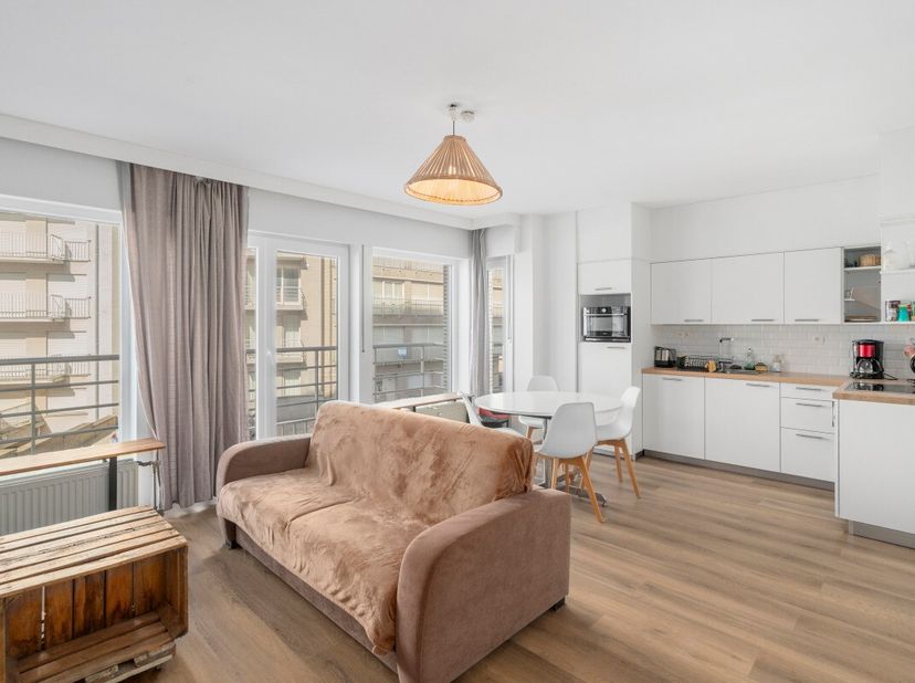 Te koop: verzorgd appartement in het centrum van Koksijde, op slechts enkele stappen van de zeedijk en de zee. Dit appartement bevindt zich in een toe
