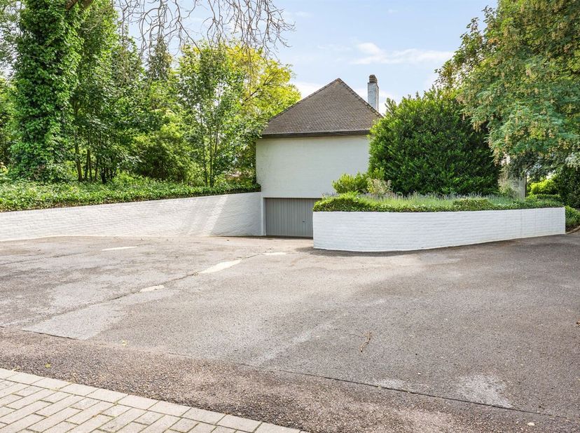 Ruime villa met 5 slaapkamers op een perceel van bijna 12 are in het rustige Halle-Booienhoven, deelgemeente van Zoutleeuw. Met meer dan 220 m² bewoon