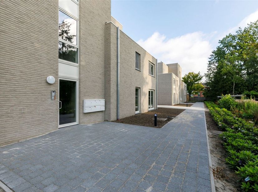 Ligging: Het appartement is gelegen in een woonerf (Kasteeldreef) op de Lindendreef. <br />
Indeling: Inkomhal, toilet, badkamer, 2 slaapkamers, bergi