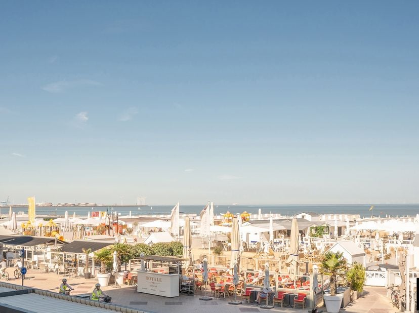 Uitstekend gelegen 3-slaapkamerappartement met frontaal zeezicht in een standingvol gebouw op de Zeedijk op het Rubensplein (Albertstrand). <br />
De
