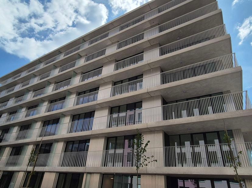 Gemeubeld prachtig appartement in een luxe gebouw. Indeling: hal, apart toilet, woonkamer, open keuken (keramische kookplaat, oven, koelkast, vaatwass