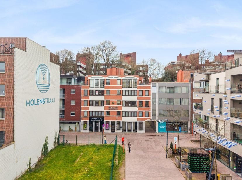 In de levendige Molenstraat in Genk, recht tegenover de doorgang tussen Shopping 1 en Shopping 2, bevindt zich deze gelijkvloerse handelsruimte van 23