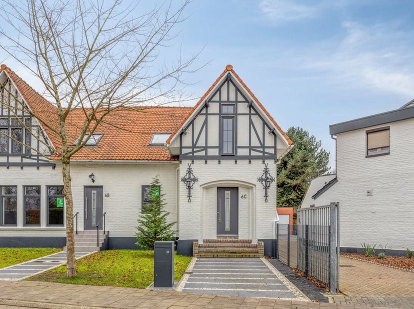 Bij het betreden van de woning komt u binnen in de inkomhal, hier is er een apart toilet, via de zwarte metalen deur met glaspartij gaan we door naar