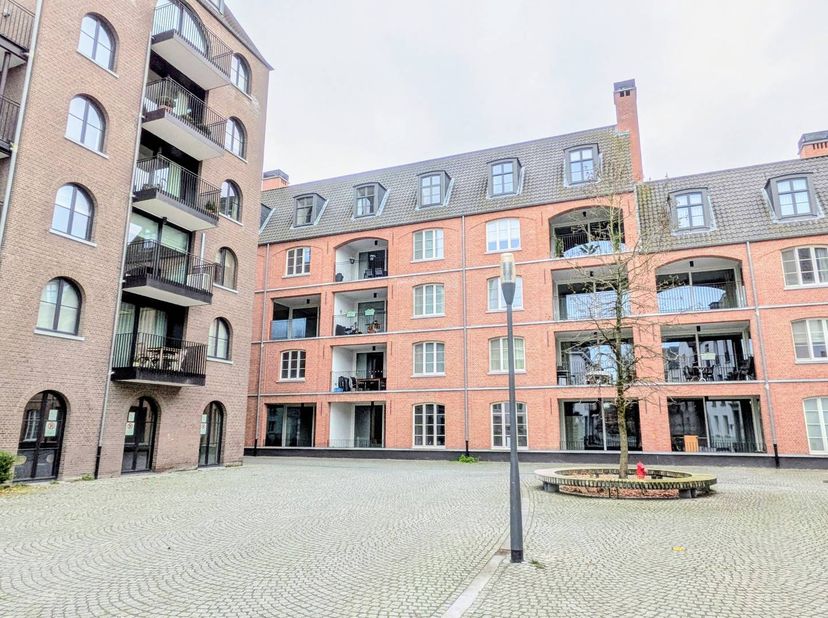 Deze mooie serviceflat van 90m² situeert zich in het centrum van Turnhout, in de Residentie Jacobsmarkt. Een rustig gelegen residentie met erkende ass