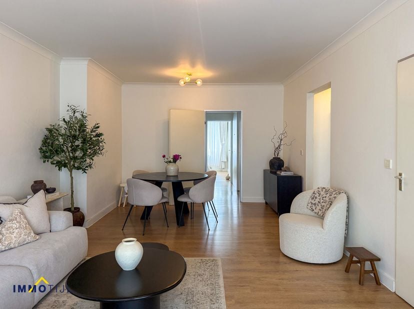 Dit verzorgde appartement bevindt zich op de derde verdieping van de residentie 'Greenpark' met lift en biedt een aangename combinatie van comfort, li