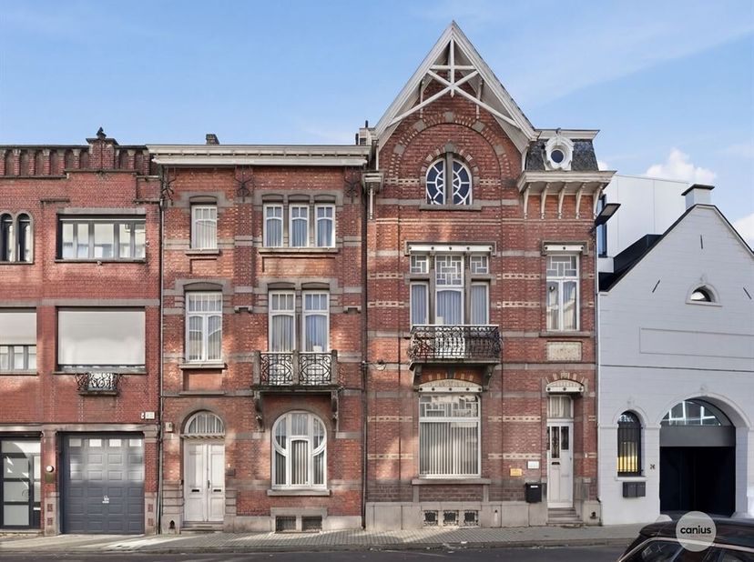 Unieke herenwoning met tal van mogelijkheden in hartje Sint-Truiden<br />
Bent u op zoek naar een uitzonderlijke eigendom met karakter en potentieel?