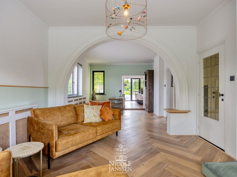 Deze charmante woning heeft veel karakter en werd smaakvol gerenoveerd met behoud van authentieke elementen. De stallingen en diepe tuin maken deze ei