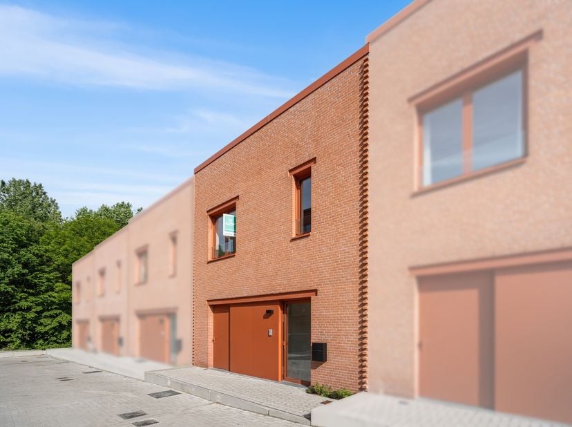 Deze moderne woning in Eilandpark biedt alles wat een gezin nodig heeft: lichtrijke leefruimtes, drie volwaardige slaapkamers en een aangename private