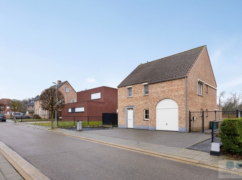 Gelegen in een doodlopende kindvriendelijke verkaveling vinden we deze prachtige open bebouwing op een perceel van 691 m² te Testelt.<br />
<br />
Dez