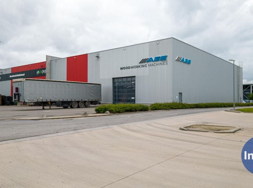 Ligging: 3600 Genk, Kruisbosstraat 2a<br />
<br />
Industrieel pand met een grondoppervlakte van 3.538 m² bestaande uit:<br />
<br />
Inpandige kantor