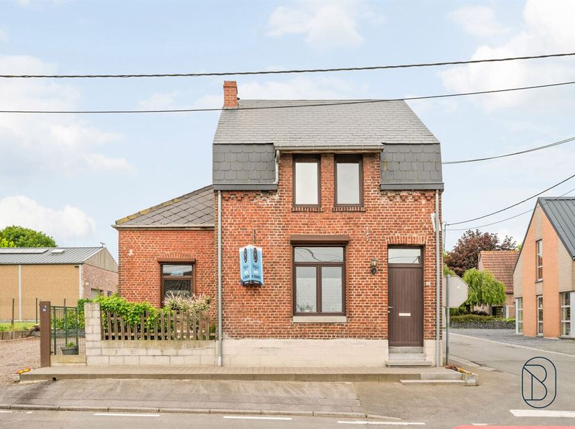 Ideaal gelegen nabij alle voorzieningen, bestaat deze ruime op te frissen woning, gelegen op een perceel van 523 m², als volgt:<br />
Op het gelijkvlo