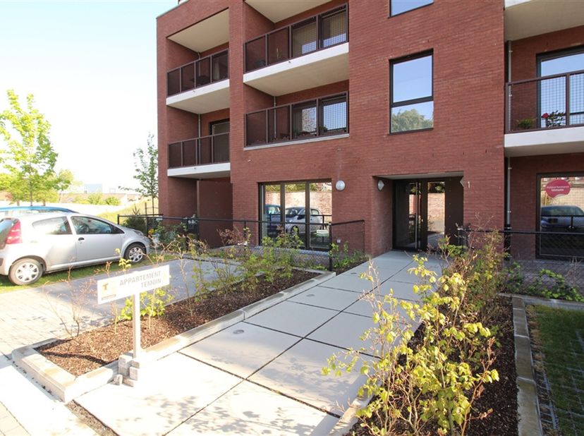 Appartement neuf et lumineux de 45m² habitables, situé au rez-de-chaussée, dans un immeuble récent, proche des facilités et de la gare, comprenant un