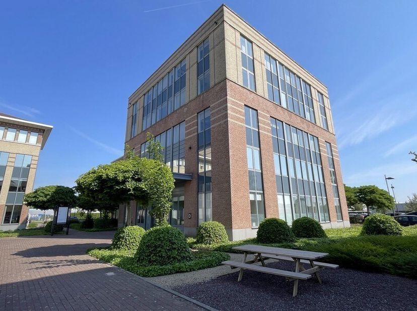 258m² gelijkvloers kantoor<br />
Ligging: vlakbij afrit E19<br />
Specificaties: zonwerend en hittebestendig dubbel glas, landschapskantoor, verlaagd