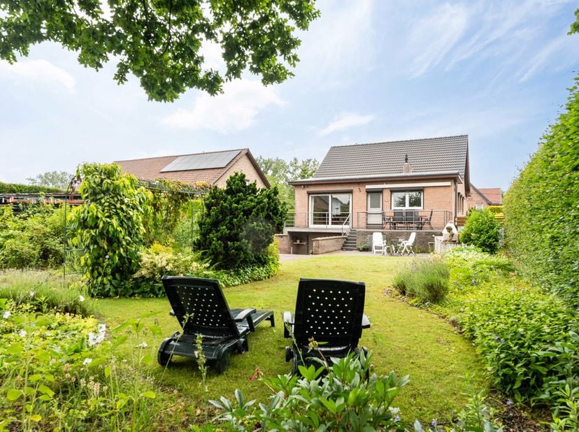 Deze zeer goed onderhouden gezinswoning is gelegen aan de rand van het centrum van Alken. Via de expresweg (Hasselt - St.-Truiden) is de woning heel v