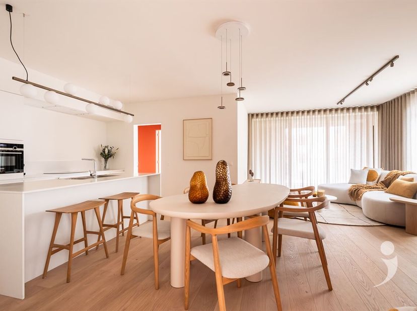 Découvrez ce nouvel appartement de grande qualité avec deux chambres à coucher, situé dans le prestigieux projet Burenberg à Louvain. Cet appartement
